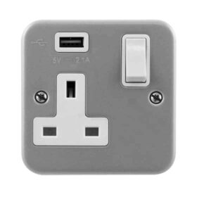 Click Metal Clad 1 Gang 13A Switched Socket Outlet With 2.1A Usb Outlet