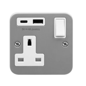 Click Metal Clad Metal Clad 13A 1 Gang Switched Safety Shutter Socket Outlet With Type A & C Usb (4A) Outlets